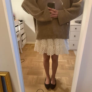 Vit kort kjol med volang - Supersöt kjol från Zara endast använd 3 ggr🥰🥰🥰köpte för 499