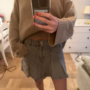 Grå randig jeanskjol med slits - Jeans kjol från Zara. Köptes förra sommaren men endast använd 1 gång🩶🩶