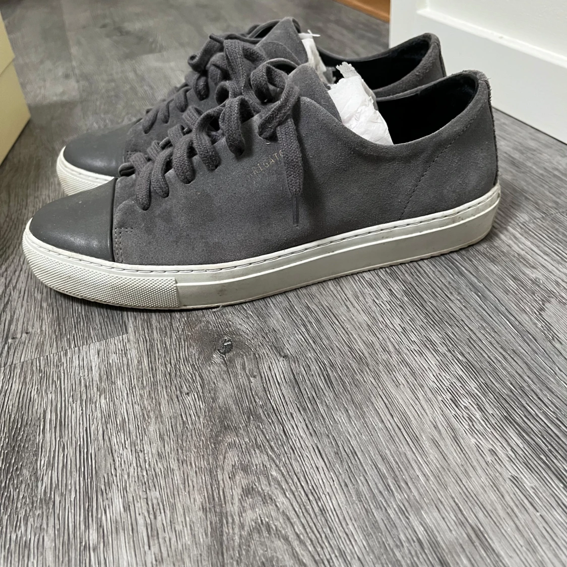 Grå sneakers från Axel Arigato mocka - 2