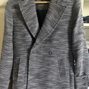 Jacka MQ STOCKH LM Gaia S - navy/melerad  - Aldrig använd, prislapp kvar, fickor osprättade. Jacka/kavaj från STOCKH LM med dubbelknäppning och klassisk krage. Jackan har två fickor framtill och en stilren, rak passform. 