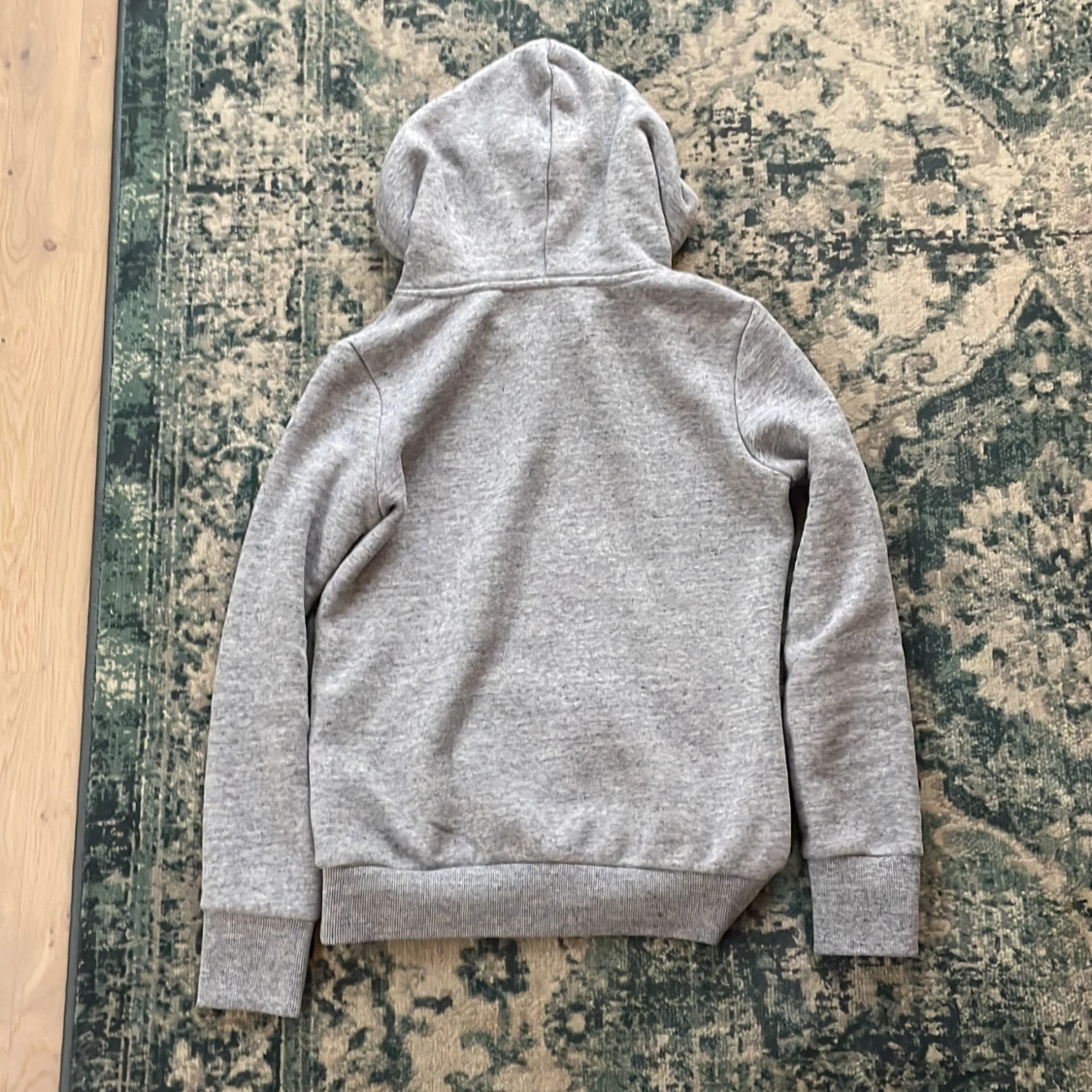 Grå hoodie från superdry. - 1