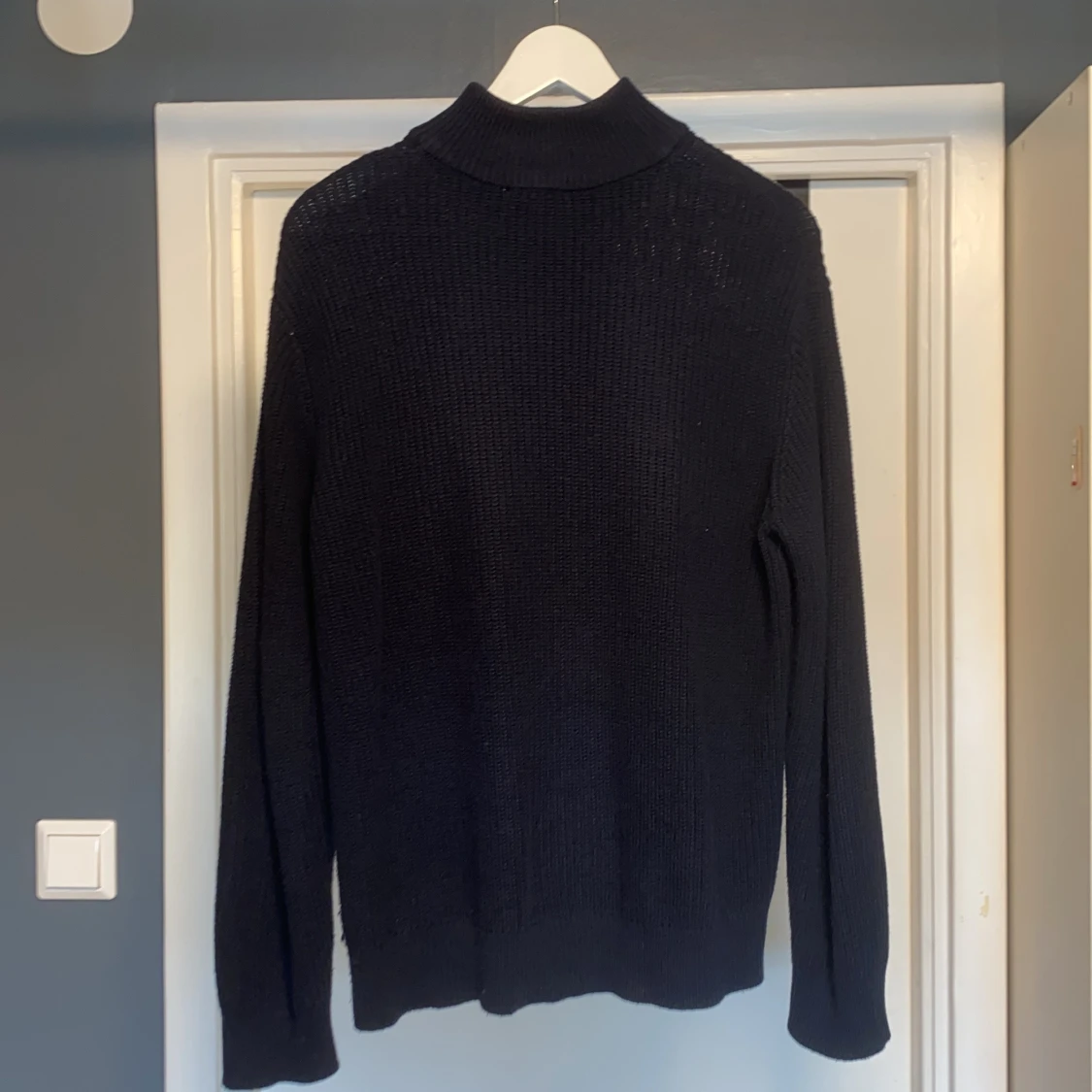 Svart stickad half zip-tröja från Grunt - 1