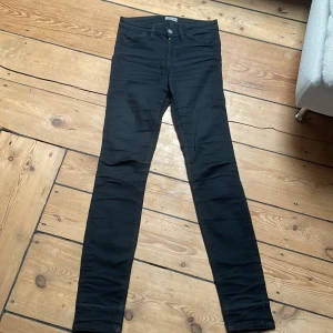 Svarat Filippa K jeans - Svarat Filippa K jeans i ny skick🔥🔥storlek xs i stretch material. Pris går att förhandla , hör av om ni har några frågor❤️🔥