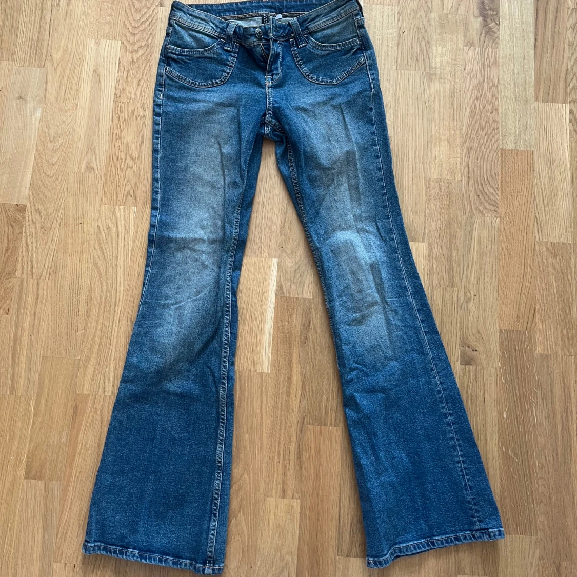 Blå bootcut jeans från Divided, stl 36