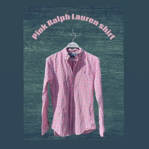 Rutig rosa skjorta från Ralph Lauren - Snygg rutig skjorta från Ralph Lauren i rosa, blått och vitt. Skjortan har lång ärm, klassisk krage och knappar framtill. Broderad logga på bröstet och slim fit-passform. Perfekt för dig som gillar preppy stil!