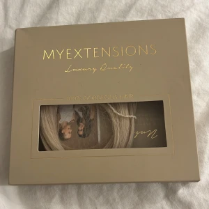 Tapelöshår från MyExtensions - Säljer nu mitt väl omhändertagna löshår då jag inte kände att jag passar i det. Det är 200g och 50cm långt. Endast använt några få veckor. Det är nytvättat och tejpresterna är borttagna. Jag skickar med ett paket nya tejpbitar. Det är från märket My Extensions som har bättre kvalitet än både Bhbd och hairtalk. MyExtensions har två olika kvalitet på hår, Original och Luxury, detta håret är Luxury och har alltså längre hållbarhet. Färgen är Light Beige Blonde Mix 16B/60B. Köptes för 7400kr nytt 🌸