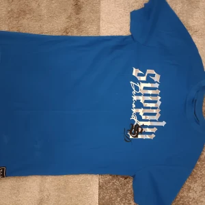 Blå t-shirt från supply demand  - Blå t-shirt från supply demand använd bara en eller två gånger 