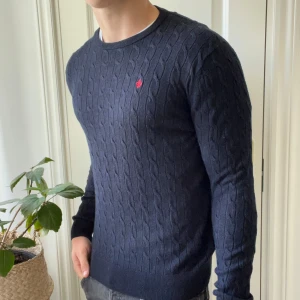 Morris stickad tröja 100% merino wool.  - Soft tröja, modellen är 180,75 kg och bär L. Enda defekten är att taggen har lossnat i ena hörnet. Kom med frågor! Upplevs som en m, 100% merino wool btw
