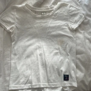Vit t-shirt med spets från Uniq Young - Snygg vit t-shirt från Uniq Young med korta ärmar. Den är använd. Önska att jag skulle kunna ha kvar den men har blivit för liten tyvärr.
