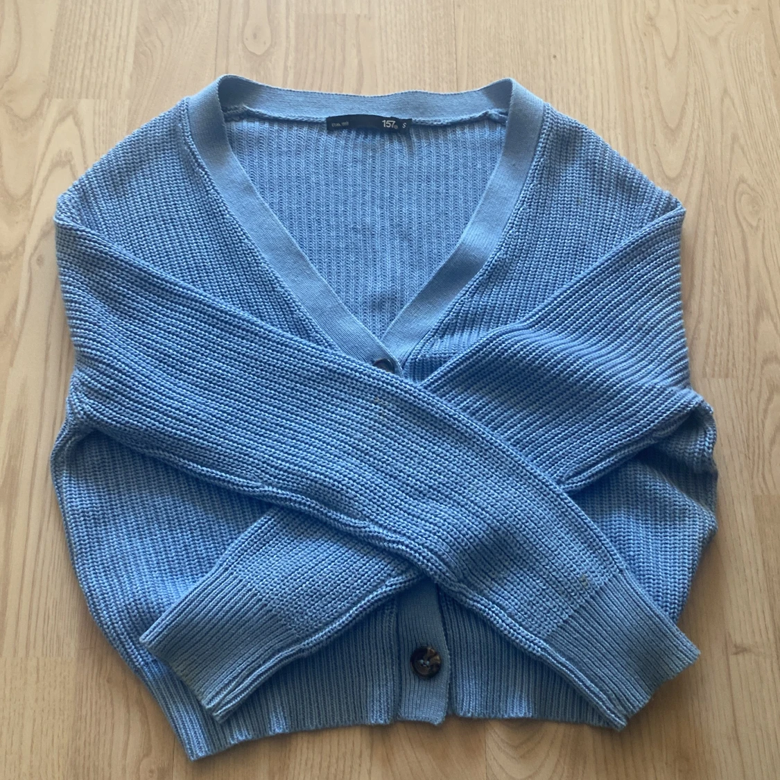 Blå stickad kofta