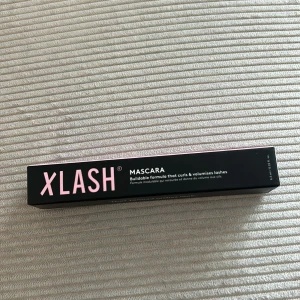 Xlash Mascara med böjd borste - Xlash Mascara med svart, böjd borste som ger volym och böjda fransar. Byggbar formula för att skapa både naturliga och dramatiska fransar. Helt ny!