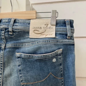 Jacob Cohën jeans Limited edition - Tjenare! Säljer nu ett superfint par jacob cohën limited edition jeans. Dem är i model 688 och har inga tydliga deffekter. Det har gjorts 335 exemplar av denna modell och detta är exemplar 285. Dem är i storlek 35, jag skulle säga att dem passar någon mellan 182-188 cm och väger runt 70kg, men kan inte säga exakt. Hör gärna av er vid frågor och funderingar. Pris går att diskuteras!🤗