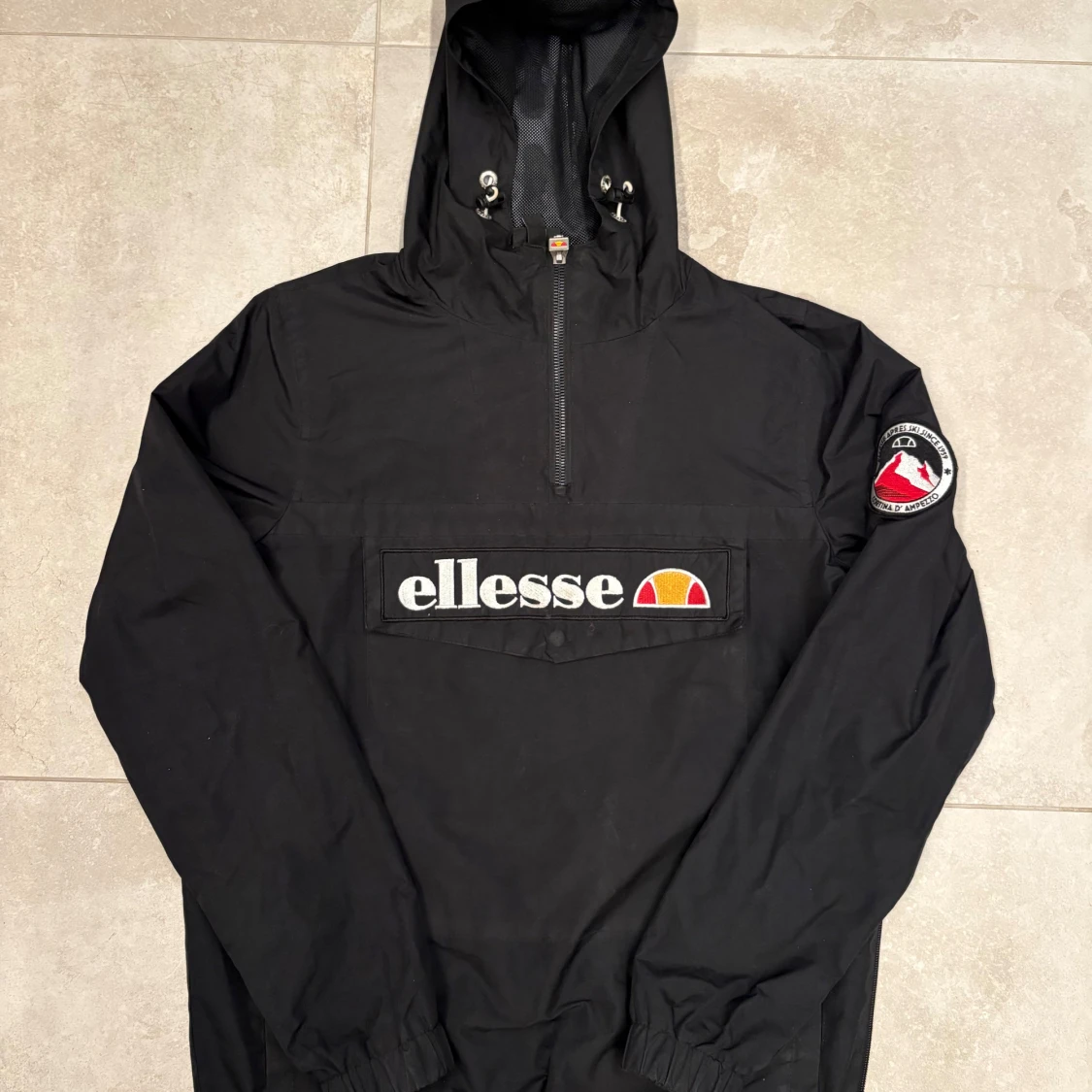 Svart vindjacka från Ellesse