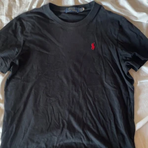 Svart Ralph lauren t shirt - Tja säljer denna riktigt feta Ralph lauren t shirten pga den har blivit för liten. Den passar M-S. Skicket är topklass. Säljer för 349 kr, priset är ej hugget i sten. Tveka inte på att skriva om du har en fundering! 