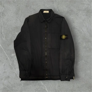 Stone Island Owershirt Mörkblå - Stone Island Owershirt i mycket gott skick! Storlek XXL men sitter som XL. En liten defekt på vänster armbåge  (se sista bilden) 