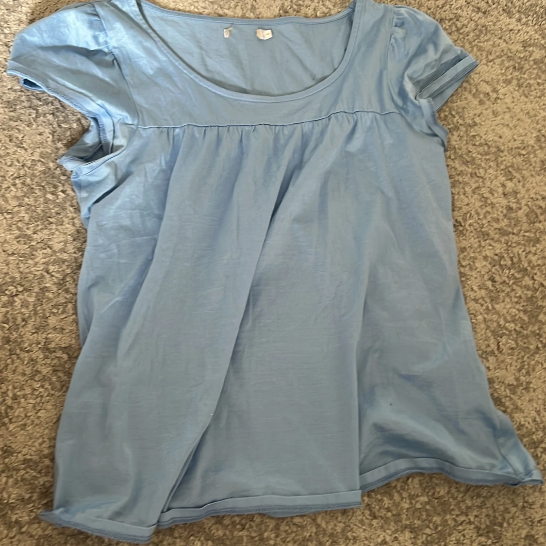 Ljusblå blus med kort ärm