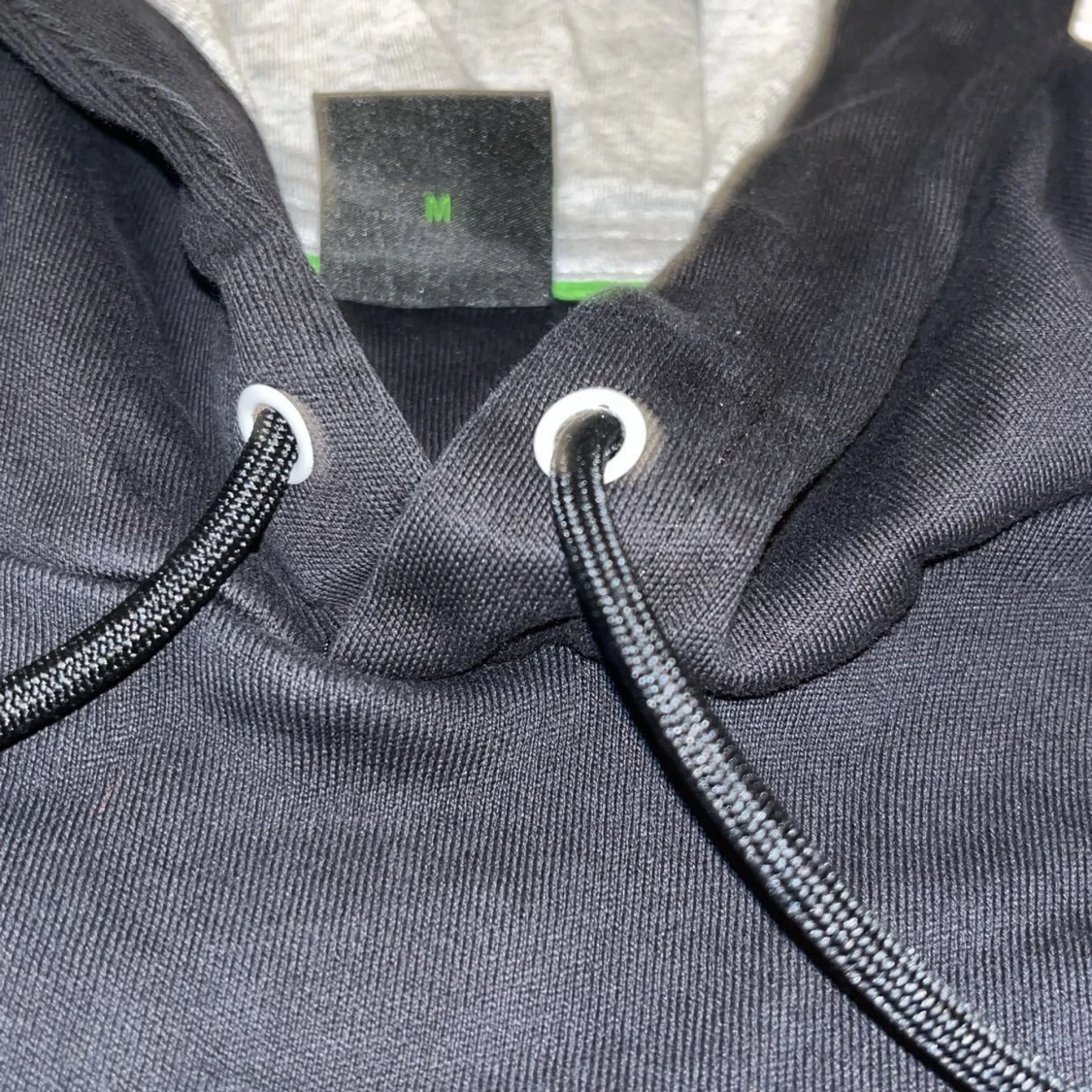 Svart hoodie från BOSS med broderad logga - 1