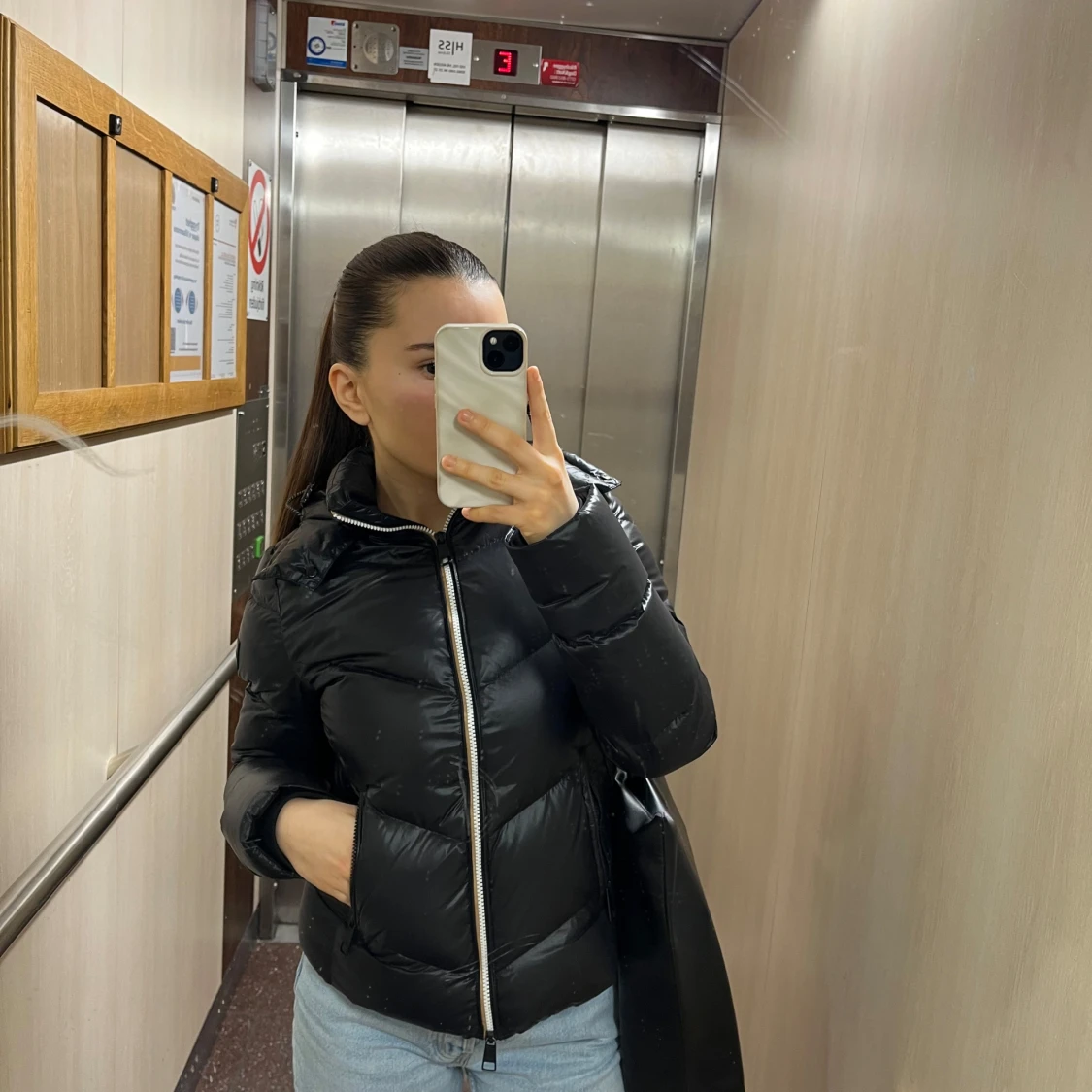 Svart dunjacka från BOSS med huva