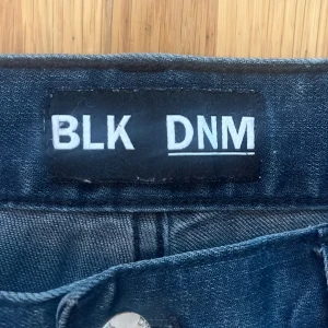 Mörkblå skinny jeans från BLK DNM - Säljer ett par mörkblå skinny jeans från BLK DNM i storlek 31/32. Jeansen har klassisk femficksdesign, smal passform och är tillverkade i stretchigt denimtyg för en bekväm känsla. Perfekta för dig som gillar en stilren och modern look. Nypris runt 2000