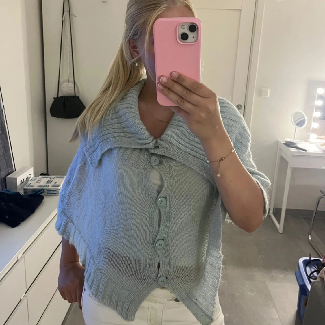 Ljusblå stickad kofta med pärldetalj - 90