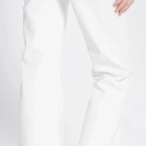 Vita wide jeans från 157 Paris XS - Säljer ett par vita jeans från 157 Paris Embroidery i storlek XS. De är använda max 2 ggr, säljer pga kläd rensning! Dom är mer boocut än vad dom ser ut och vara på de första bilderna lovar! (Två första bilder ej mina)Modellen är full längd med breda ben med bootcut. 