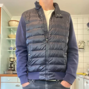 Mörkblå Cardigan Polo Ralph Lauren - Säljer här en mörkblå cardigan från Polo Ralph Lauren i storlek M. Bra skick!