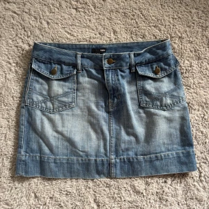 Blå jeanskjol från H&M - Snygg blå jeanskjol från H&M i storlek 40