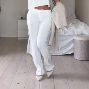 Vita raka kostymbyxor - Snygga vita kostymbyxor med rak passform och hög midja. Byxorna har en stilren look och är perfekta för en clean och fräsch outfit. Tillverkade i ett mjukt material som ger en dressad känsla. Inte min bild!!❤️