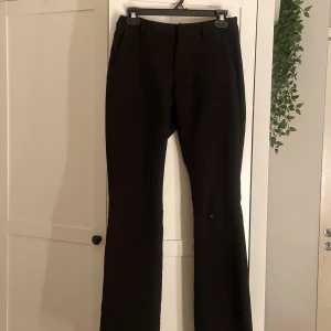 Svarta bootcut kostymbyxor BikBok - Svarta kostymbyxor från BikBok i storlek 36. Byxorna har bootcut-modell med utsvängda ben och klassisk midja. Passar bra för mig som är 165cm.