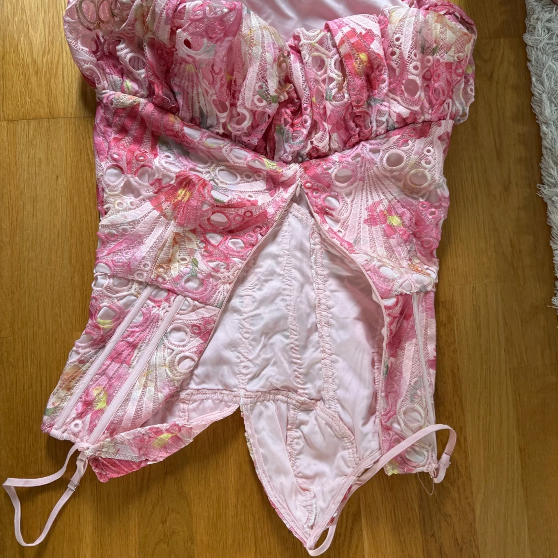 Rosa blommig kortklänning PrettyLittleThing - 1