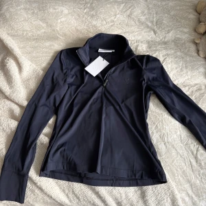 Mörkblå half zip tröja PS of Sweden - Supersnygg mörkblå långärmad tröja från PS of Sweden med half zip framtill. Den är helt ny med lapp kvar och aldrig använd. Mitt pris går att diskutera, Nypris är 699kr.💓