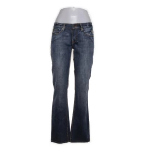 Mörkblå bootcut jeans  - Snygga mörkblå jeans från Enemy med bootcut-passform. Jeansen har kontrastsömmar och coola detaljer på bakfickorna. 