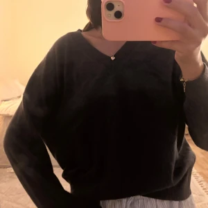 Mörkgrå stickad v-ringad tröja - Tröja i kashmir från Massimo dutti, sparsamt använd. Mörkgrå i färgen, visas lite dåligt på bild men skulle säga att den är ljusare i verkligheten.🧚🏽‍♀️