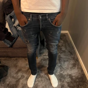 Mörkblå jeans från Dondup  - Säljer ett par tvär feta mörkblå jeans med tvär snygga  slitningar från Dondup | Modell : George | Storlek : W31| Längd på modellen : 178 | Vikt på modellen : 65 | Hör av er för frågor ✌️