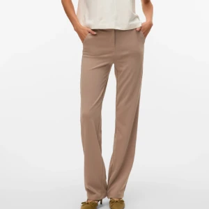 Beige raka kostymbyxor - Snygga beige byxor med rak passform och enkel design. Medelhög midja. Köpta från vero moda, de är i längd 30 (jag är 166). 