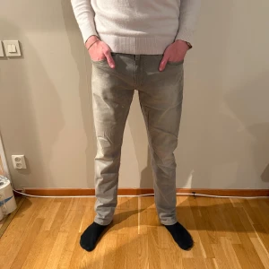 Indicode Jeans 33/34 - Snygga grå jeans från Indicode Jeans i rak passform. Säljes på grund av att de är för stora. Modellen är 186 cm lång. Bra skick! 