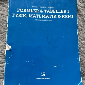 Formler & Tabeller i Fysik, Matematik & Kemi för gymnasieskolan - Perfekt för gymnasieelever! Den här boken samlar viktiga formler och tabeller inom fysik, matematik och kemi. Ett måste för dig som vill plugga smartare och ha allt samlat på ett ställe inför prov och läxor.