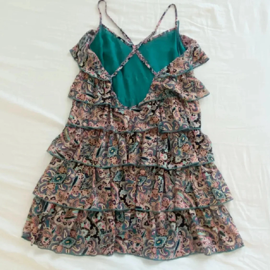 Paisleymönstrad volangklänning - 2