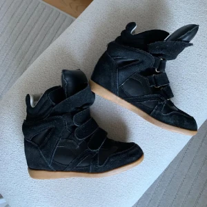 Isabel Marant skor  - Svarta skor från Isabel Marant. Skorna är i mocka och skinn, har tyvärr ingen dust bag då jag tappat bort de. Kom gärna med prisförslag, de är i bra skick men finns lite slitage på kardborrebanden 