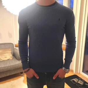 Ralph lauren tröja - Säljer just nu denna otroligt snygga ljusblåa tröjan från polo Ralph lauren som är perfekt till hösten, precis som nyskckick men är storlek 18-20 men sitter som en small!🤩Skick 10/10 Pris:699