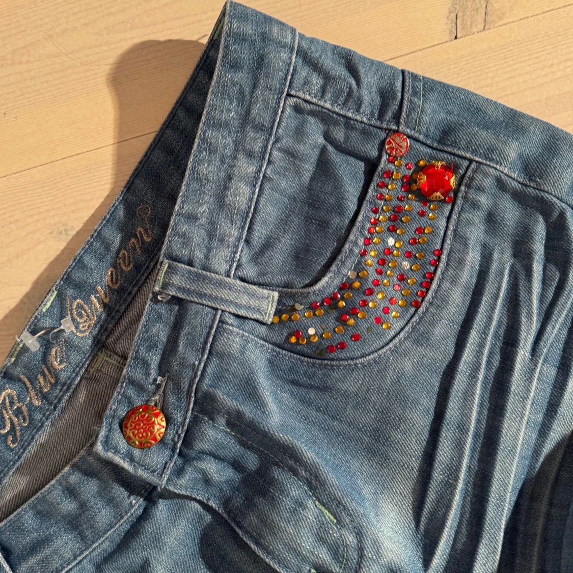 Low bootcut jeans med röda detaljer  - 4