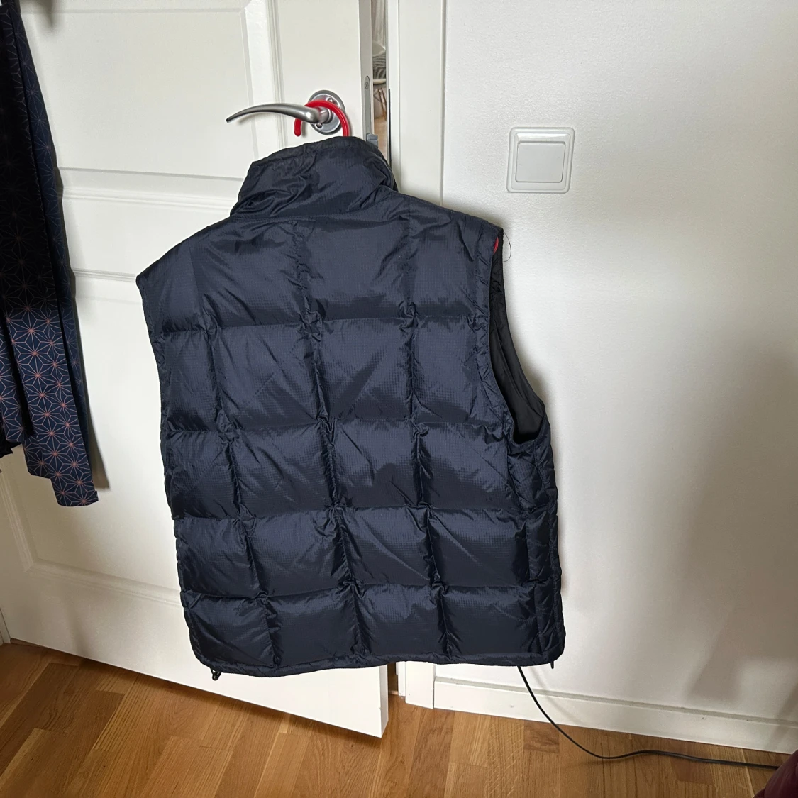 Mörkblå dunväst från GAP - 1