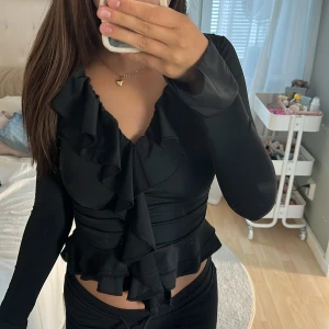 Tajt tröja från Shein - Skiiiit snygg men lite för tajt på mina armar så måste sälja. Inga defekter den e som ny