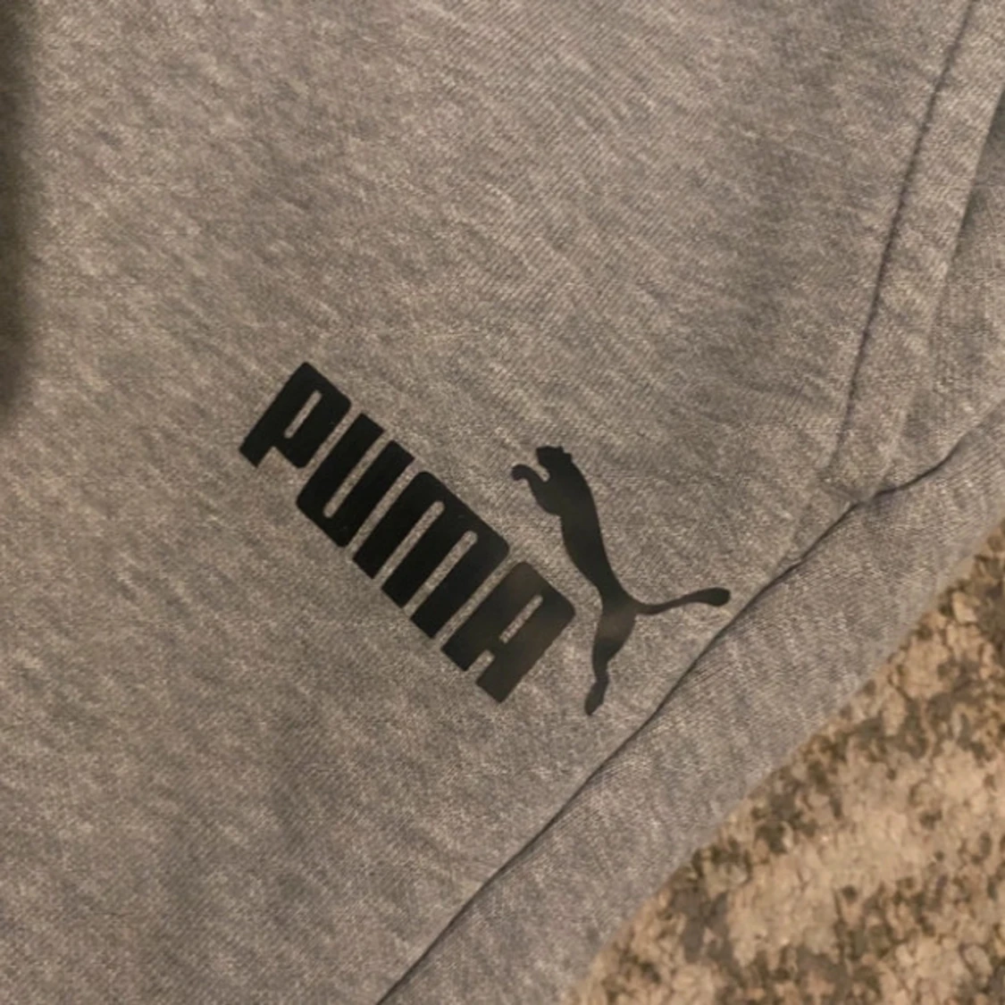 Grå mjukisbyxor från Puma - 1