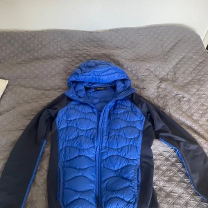 Marin blå peak performance jacka  - Säljer en marin blå jacka från peak performance i storlek S. Jackan är i helt nytt skick och aldrig använd, endast provad hemma. Tyvärr är den för stor för mig därför säljer jag den:)  Passform: slim, normal längd, lång ärm, lätt formad nederkant  Nytt pris: 1400 kr Mitt pris: 800kr Pris kan diskuteras.