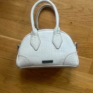 Vit handväska  - Jätte söt handväska från urban outfitters som inte kommer till användning längre!!💗💗