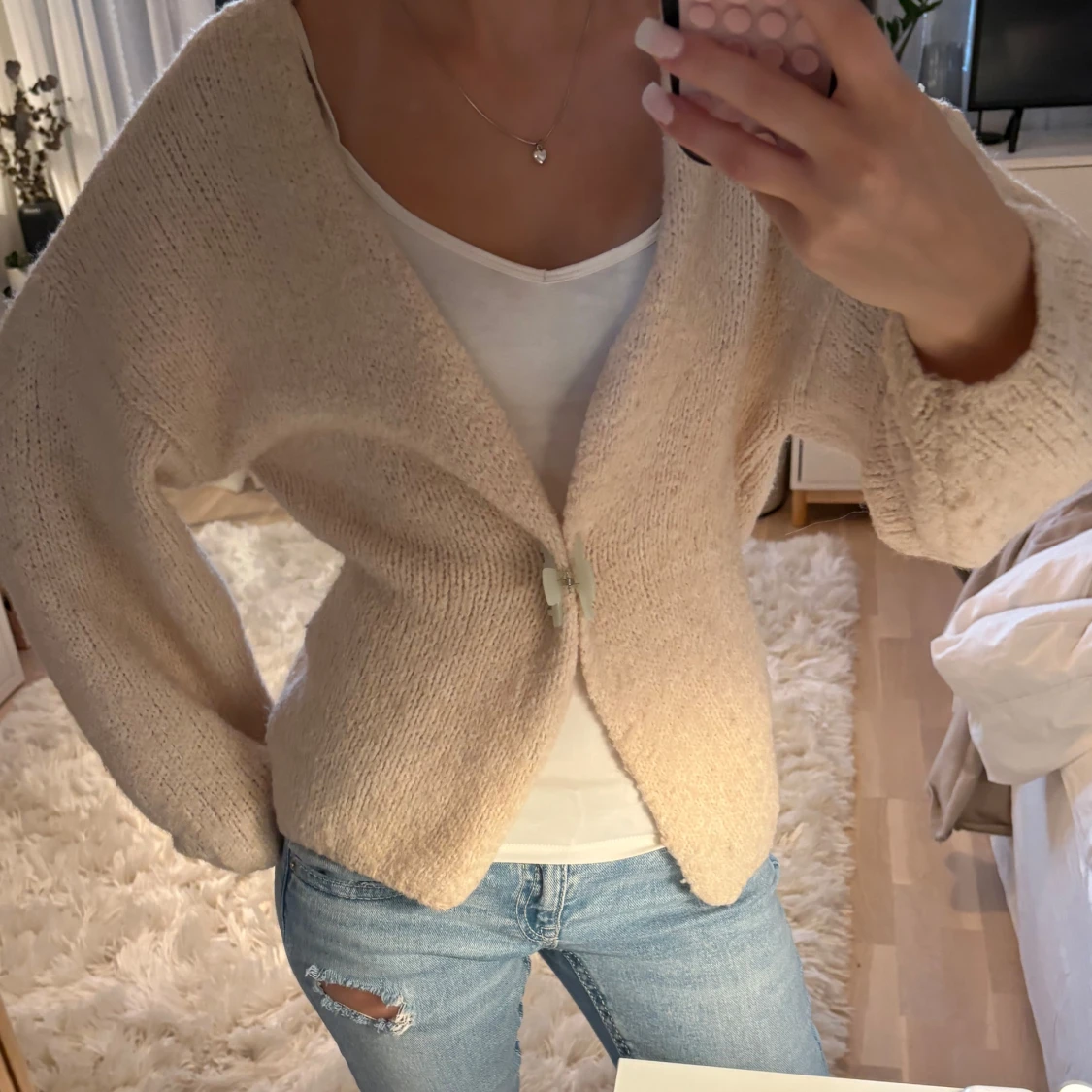 Beige stickad kofta från Lindex