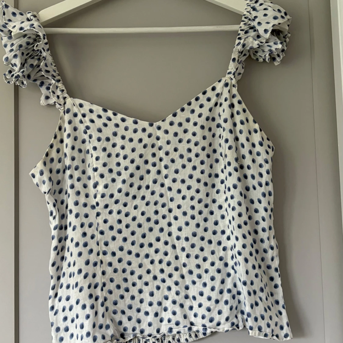 Prickig linnetopp med volangaxel