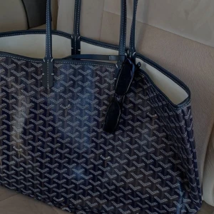 Stor väska - Jättesnygg och ny väska! Rymlig och perfekt för skola/jobb. Skriv om ni har frågor 💕