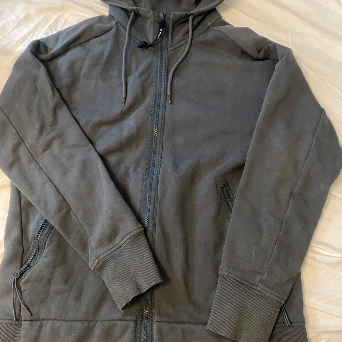 Grå hoodie från C.P. Company